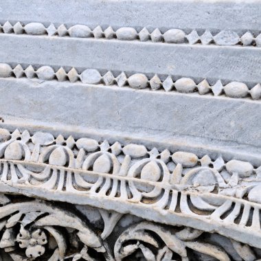 Mermer friz elementi, antika kalıntılar. Türkiye, Kenar.