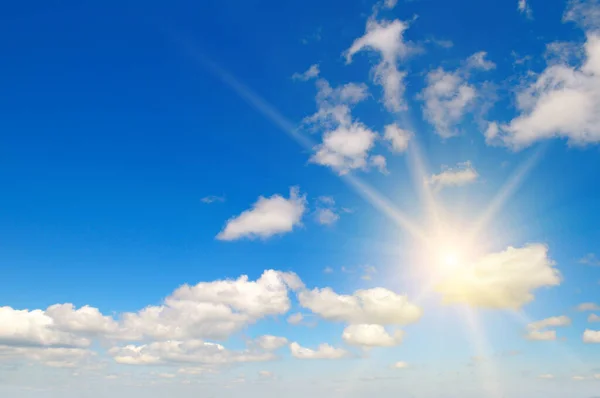 Голубое Небо Солнце Красивые Белые Облака — стоковое фото