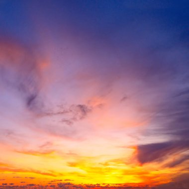 Renkli bulutlu gökyüzü, gündoğumu.