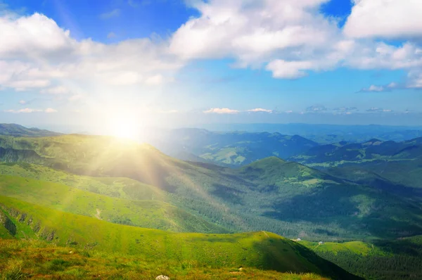 Malownicze Zbocza Górskie Lasy Rozległe Łąki Słońce Zachmurzonym Niebie Widok — Zdjęcie stockowe