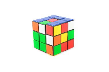 Rubik küpü beyaz arka planda izole edilmiş. Mantığın ve düşüncenin gelişimi.