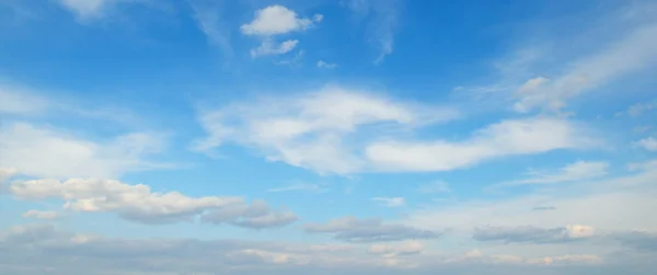 Голубое Небо Красивыми Природными Белыми Облаками Широкое Фото — стоковое фото