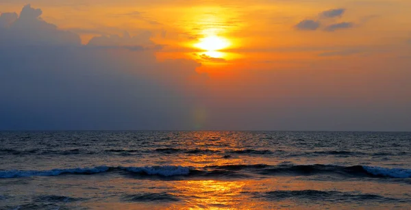 Όμορφο Τοπίο Πάνω Από Θάλασσα Ηλιοβασίλεμα Ευρεία Φωτογραφία — Φωτογραφία Αρχείου
