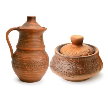 Kapağı beyaz arkaplanda izole edilmiş toprak sürahi ve kase.