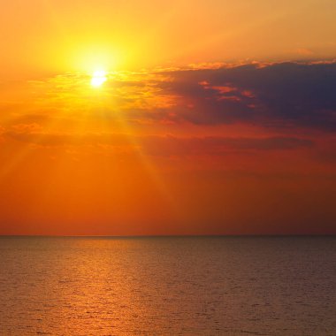 Denizin üzerinde güzel bulutlar, güneşin doğuşu.