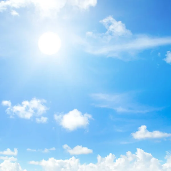 Céu Azul Sol Belas Nuvens Brancas Naturais — Fotografia de Stock