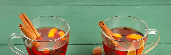 Vino Tinto Caliente Con Especias Una Mesa Madera Foto Amplia — Foto de Stock