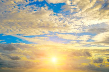 Ufkun üzerinde parlak gün doğumu. Güzel bulutlu gökyüzü.