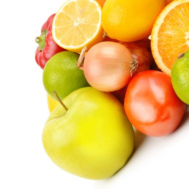 Beyaz bir arka plan üzerinde izole meyve ve sebze.
