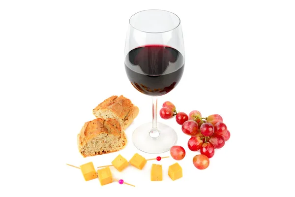 Bicchiere Vino Rosso Grappolo Uva Baguette Formaggio Isolato Fondo Bianco — Foto Stock