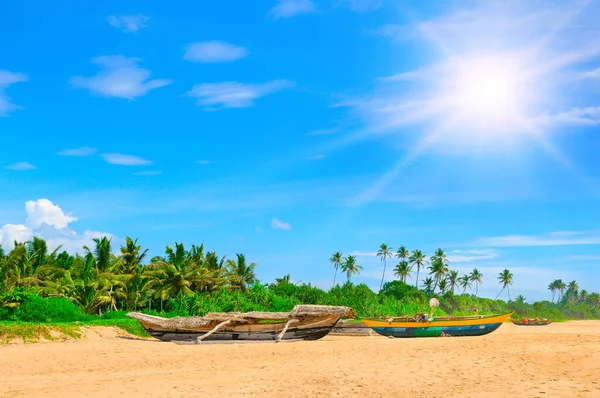 Vieux Bateaux Pêche Sur Une Plage Sable Fin Sur Fond — Photo