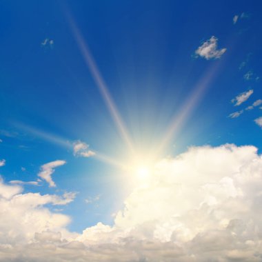 Mavi gökyüzü, güneş ve güzel Cumulus bulutları.