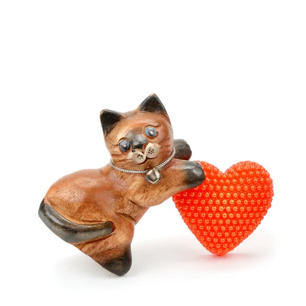 Dřevěná Kočka Červené Srdce Izolované Bílém Pozadí Pozdrav Valentýn — Stock fotografie