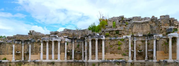 Θραύσματα Από Ανάγλυφα Κίονες Φριζες Απο Πετρα Και Μαρμαρο Ερείπια — Φωτογραφία Αρχείου