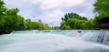 Manavgat Şelalesi Türkiye bulutlu bir günde. seyahat ve tatil konsepti. Geniş resim.
