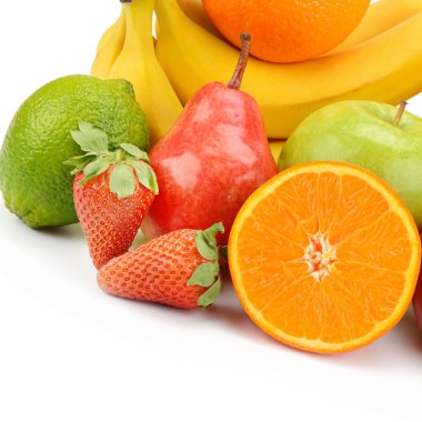 Beyaz arka planda meyveler izole edilmiş. Metin için boş alan.