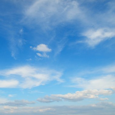 Mavi gökyüzü ve güzel doğal beyaz bulutlar.