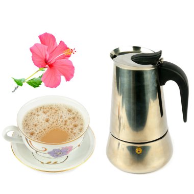 Beyaz arka planda izole edilmiş sıcak çikolatalı kahve fincanı. Kolaj.