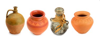 Beyaz arka planda izole edilmiş kilden yapılmış vazo ve çömlek seti. Skinali. Geniş resim. Metin için boş alan.