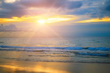 Gün batımında deniz manzarası, suyun üstünde Horizon. Konsept - tatil ve seyahat.
