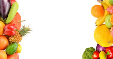 Beyaz arka planda izole edilmiş meyve ve sebze bileşimi. Metin için boş alan.