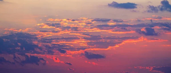 Farbenfroher Dramatischer Himmel Mit Wolken Bei Sonnenuntergang Großes Foto — Stockfoto