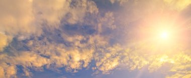 Gün batımında bulutlu, renkli bir gökyüzü. Geniş resim.