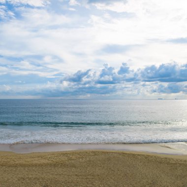 Tropik plaj, gök mavisi okyanus ve mavi gökyüzü. Seyahat ve tatil kavramı