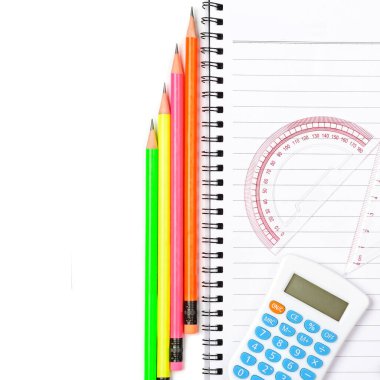 Hesap makinesi, cetvel, kalem ve not defteri beyaz arka planda izole edilmiş. Metin için boş alan.