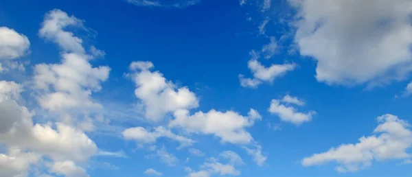 Blå Himmel Med Vackra Naturliga Vita Moln Brett Foto — Stockfoto