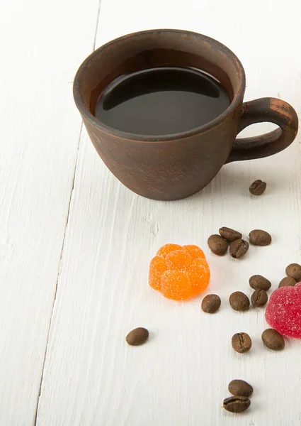 Šálek Kávy Marmelády Cukroví Bílém Pozadí Svislá Fotografie — Stock fotografie