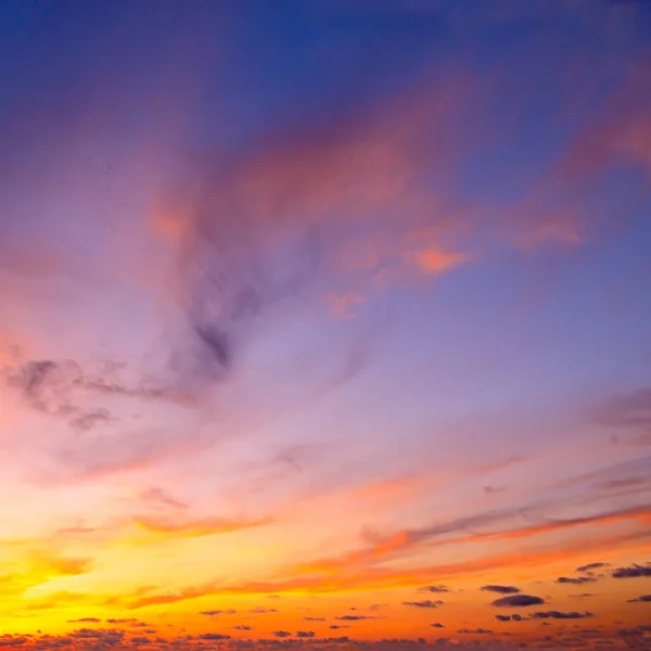 夕阳西下 云彩斑斓的天空 — 图库照片