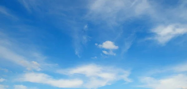 Modrá Obloha Krásnými Přírodními Bílými Mraky Široká Fotografie — Stock fotografie