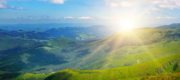 Schilderachtige Berghellingen Bossen Uitgestrekte Weiden Zon Bewolkte Luchten Uitzicht Vanaf — Stockfoto