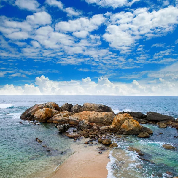 Τοπίο Παραλία Θάλασσα Γραφικούς Βράχους Και Όμορφα Σύννεφα Στον Γαλάζιο — Φωτογραφία Αρχείου