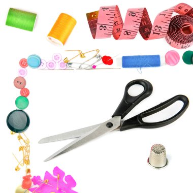 Beyaz arkaplanda izole edilmiş makas ve diğer dikiş aksesuarları.