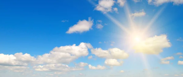 Mavi Gökyüzü Güneş Güzel Doğal Beyaz Bulutlar Geniş Resim — Stok fotoğraf