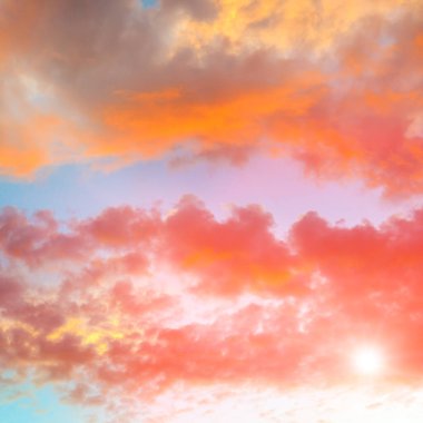 Sunrise güçlü renk bulutlar ışık ışınları ve diğer atmosferik etkilerin.