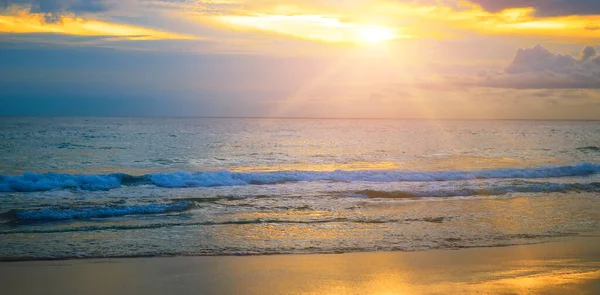 Panoramisch Strandlandschap Inspireren Tropische Strand Zeegezicht Horizon Oranje Gouden Zonsondergang — Stockfoto