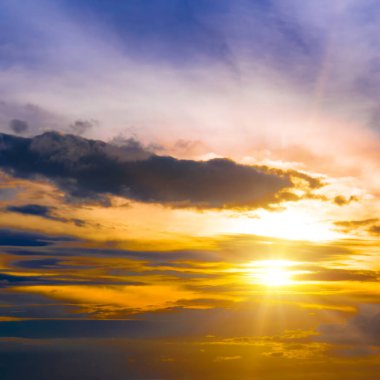 Güçlü renk bulutlu gün batımı ışık ışınları ve diğer atmosferik etkileri.