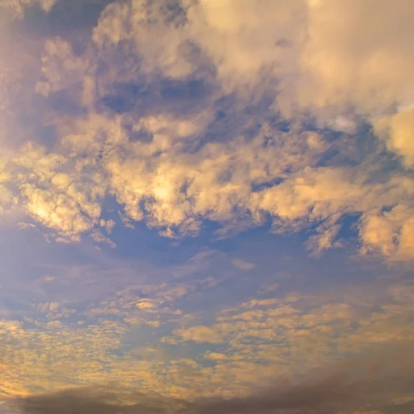 日落的天空作为背景或日出的天空和早晨的云彩 — 图库照片