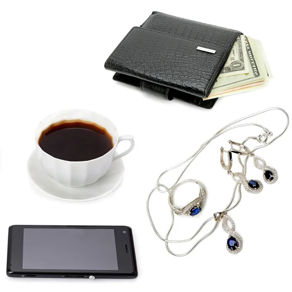 Kopp Kaffe Handväska Med Dollar Uppsättning Smycken Och Mobiltelefon Isolerad — Stockfoto