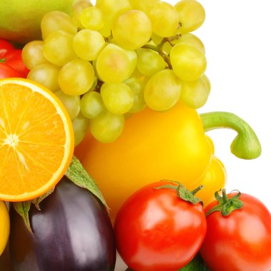 Beyaz arka planda izole edilmiş taze meyve ve sebzelerin bileşimi.