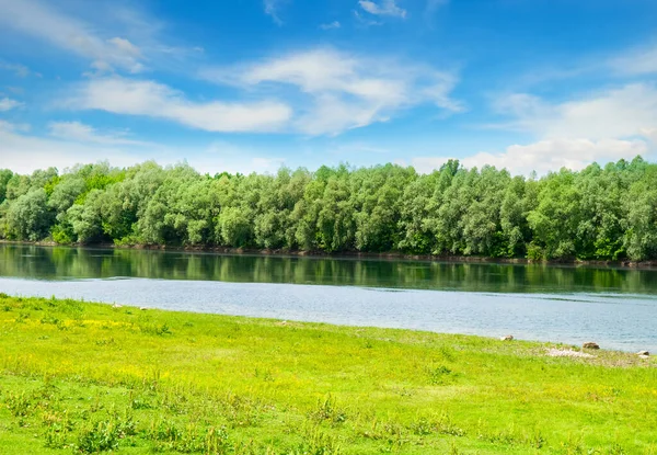 Schöne Sommer Oder Frühlingslandschaft Mit Ruhigem Fluss Und Grünen Hügeln — Stockfoto