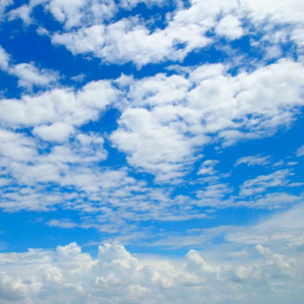 Blå Himmel Med Ljusa Vita Cumulus Moln — Stockfoto