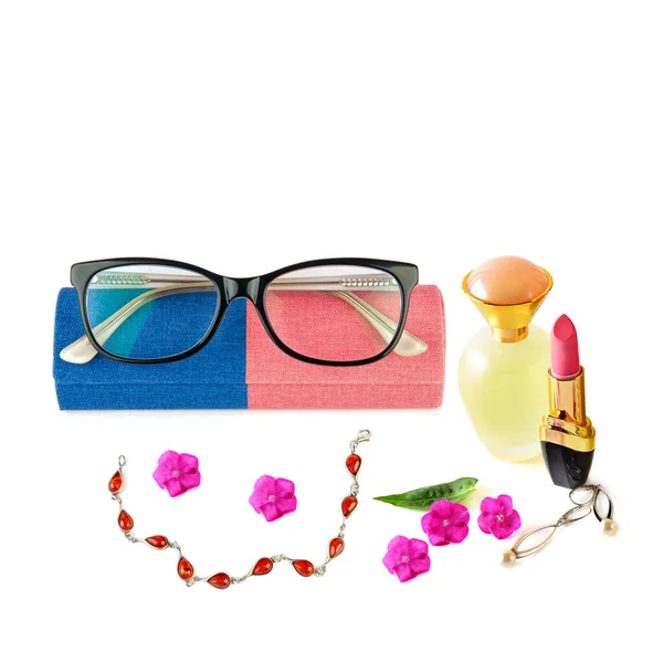 Brillen Parfüm Lippenstift Und Schmuck Isoliert Auf Weißem Hintergrund Platz — Stockfoto