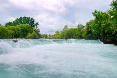 Manavgat Şelalesi Türkiye bulutlu bir günde. seyahat ve tatil kavramı.
