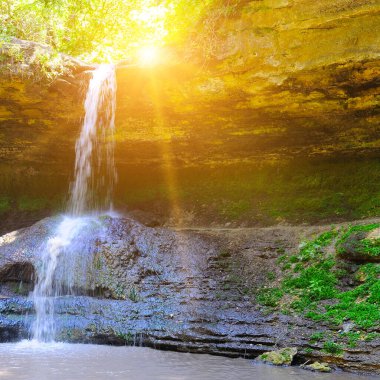 Ormanda ve güneşte çok güzel bir şelale, Moldova Cumhuriyeti. Tatil tatili afişi
