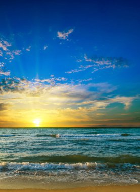 Gün batımında deniz manzarası, suyun üstünde Horizon. Konsept - tatil ve seyahat.