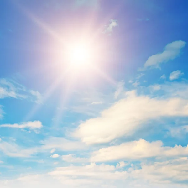 Fond Ensoleillé Ciel Bleu Avec Nuages Blancs Soleil — Photo